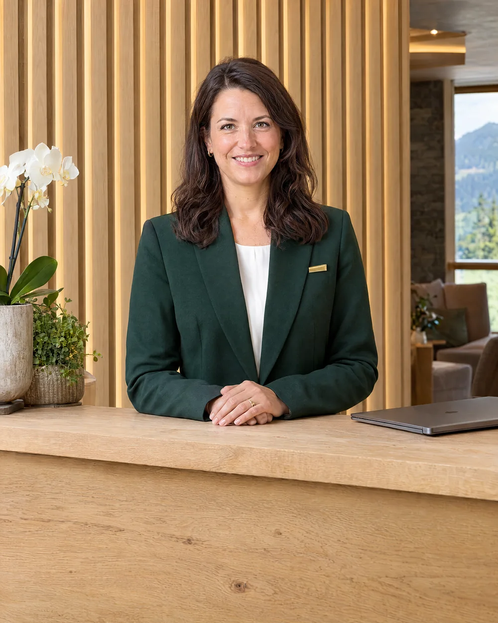 Gastgeberin an der Rezeption ihres Hauses