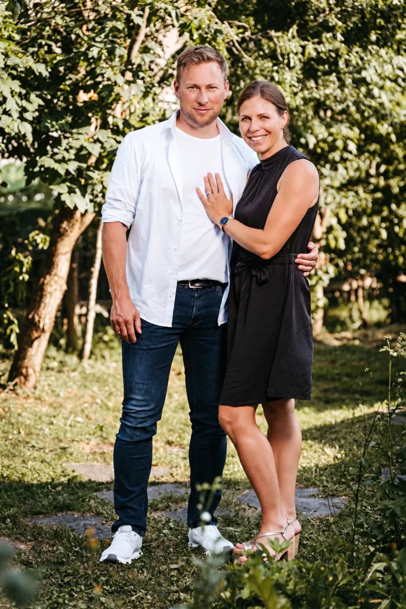 Theresia und Josef Rüf, die Gründer von HejGast, im Garten in Au im Bregenzerwald